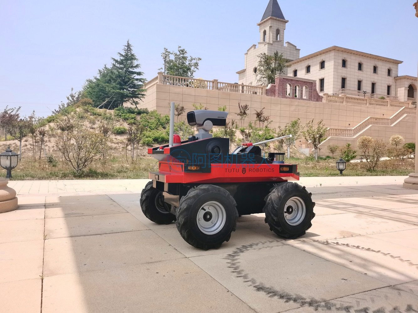 Robot autónomo de patrulla de seguridad al aire libre