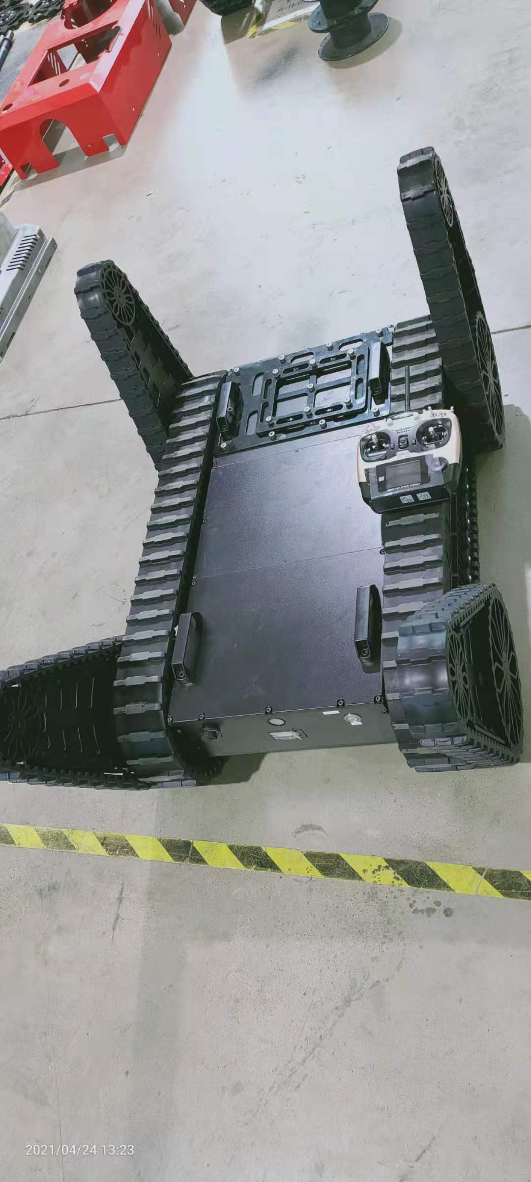 Chasis de robot con orugas todo terreno con brazo oscilante PS1000