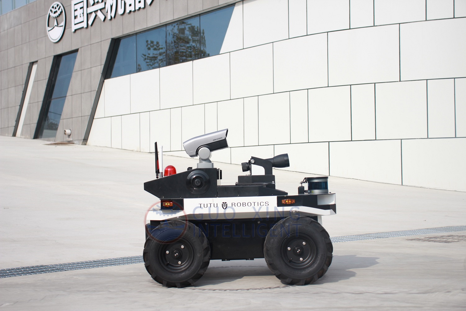 Robot de servicio de patrulla del sistema de seguridad al aire libre