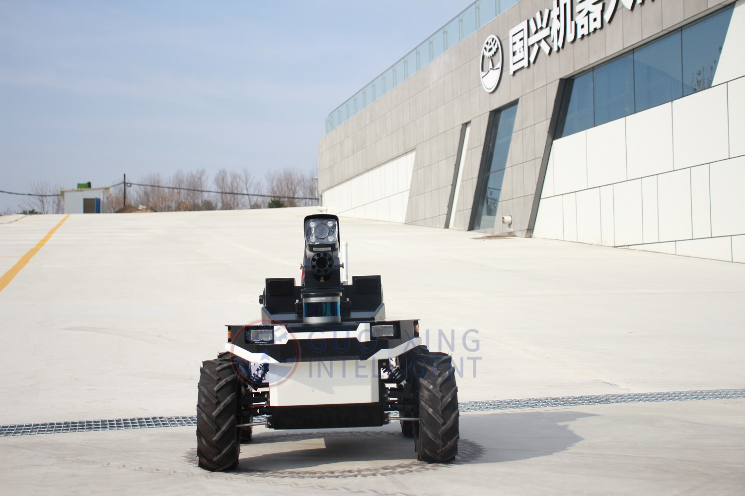 Robot colaborativo de monitoreo de patrullaje al aire libre de seguridad
